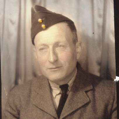 Photo en tons sépia – Photo-portrait d’un Gaspard Chavarie vieillissant dans son uniforme de la Seconde Guerre mondiale. Des rides sont perceptibles sur son visage, et il est écrit « Papa » dans la partie supérieure de la photo.