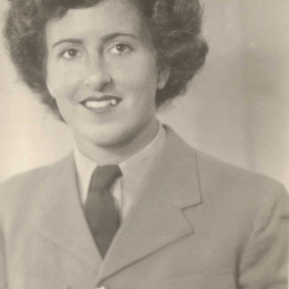 Photo-portrait noir et blanc d’une jeune femme en uniforme, mais sans chapeau.