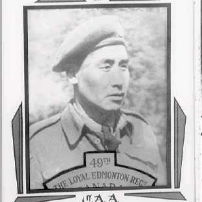 Photographie en noir et blanc – Portrait d'un jeune Mark Wolfleg, père durant la guerre, en tenue militaire à partir de la poitrine, avec un écusson et le texte « 49th Loyal Edmonton Regiment ». On peut lire « CAA » sur le cadre géométrique de la photo.