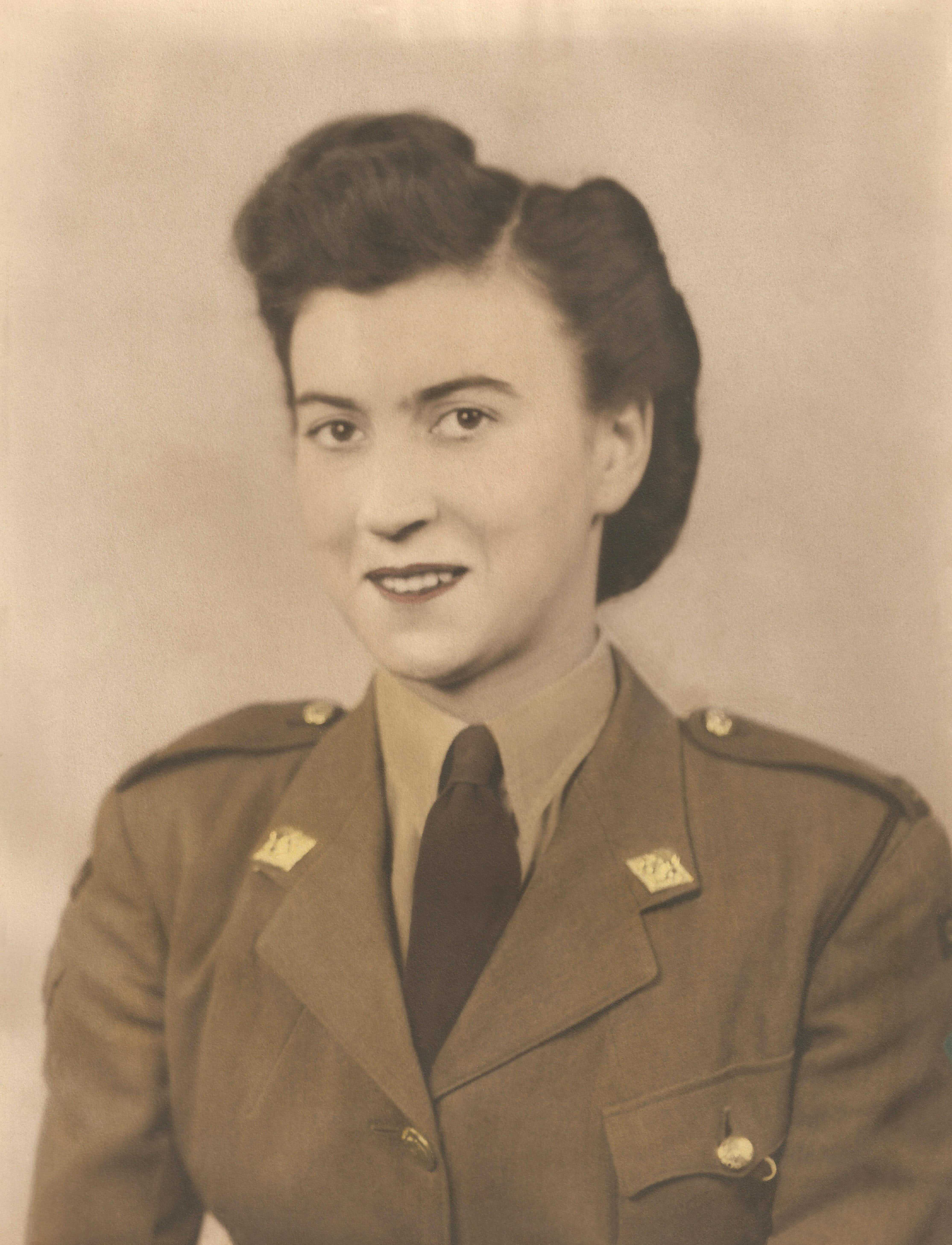 Photo-portrait en tons sépia d’une jeune femme dans son uniforme du Service féminin de l'Armée canadienne
