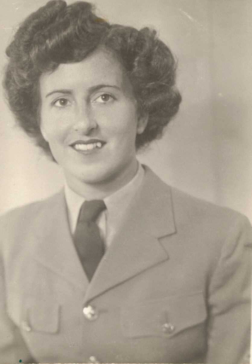 Photo-portrait noir et blanc d’une jeune femme en uniforme, mais sans chapeau.
