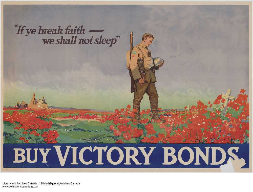 Affiche illustrée en couleur – Un soldat tient son casque entre ses mains en abaissant le regard sur une tombe seule. Il se trouve dans un champ de coquelicots. Un petit village est visible à l’arrière-plan.