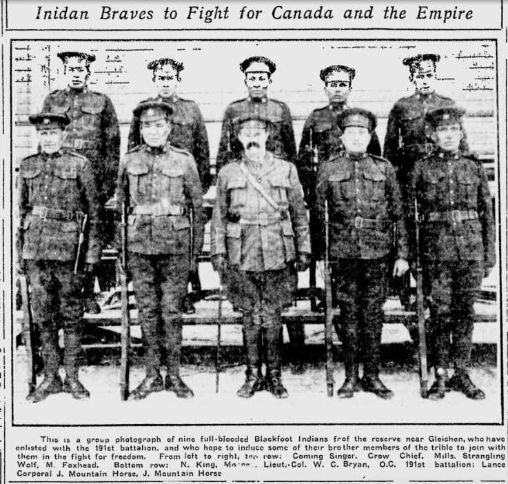 Photographie en noir et blanc sur du papier journal – Dix hommes autochtones restent au garde-à-vous en deux rangées. Ils portent tous un uniforme militaire.