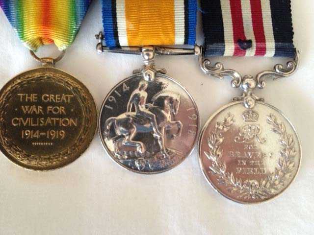 La Médaille de la victoire (en or, ruban arc-en-ciel); la Médaille de guerre britannique (en argent, ruban rayé bleu, noir, blanc et orange);  la Médaille militaire (en argent, ruban rayé bleu marine, blanc et rouge).
