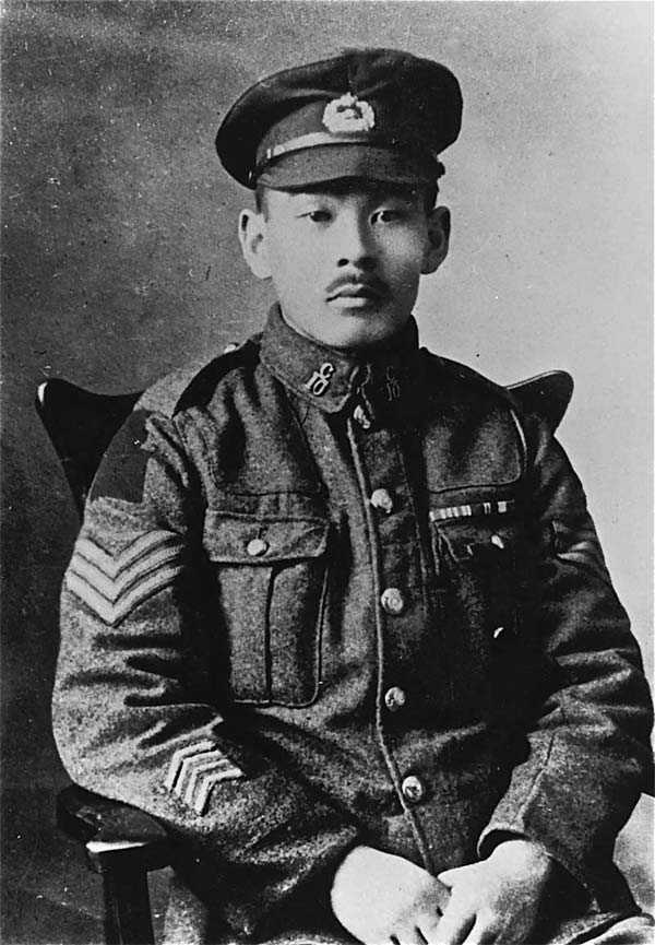 Photo-portrait en noir et blanc de Masumi Mitsui. Il porte son uniforme militaire ainsi que diverses médailles et décorations.