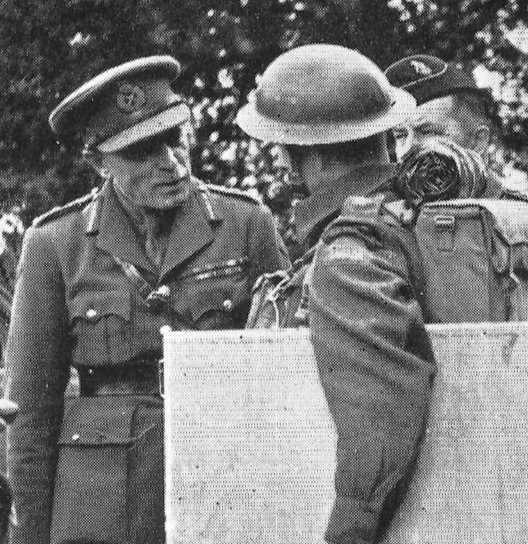 Une série de six photos noir et blanc montrant Andrew McNaughton en train d’inspecter diverses troupes canadiennes; on peut apercevoir Archie sur une photo de gauche, au centre. Les deux hommes semblent converser tout bonnement.
