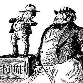 Caricature – Un gros homme tenant un parchemin et une canne bombe le torse. Un autre homme chétif, agent de la Gendarmerie royale du Canada, se tient debout sur deux caisses sur lesquelles on peut lire « Equal Status » (égalité de statut).