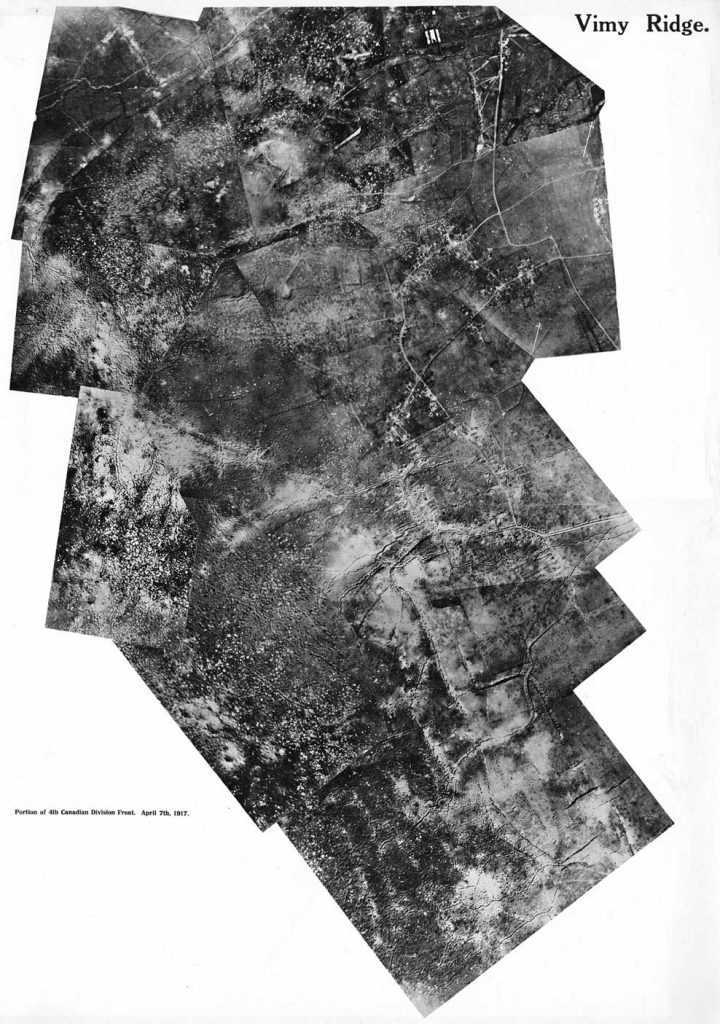 Un montage de photos aériennes en noir et blanc de la région de Vimy – certains éléments du paysage peuvent être distingués.